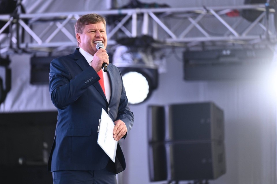    Дмитрий Губерниев не скупился на теплые слова в адрес города-именинника. Егор ИВЛЕВ