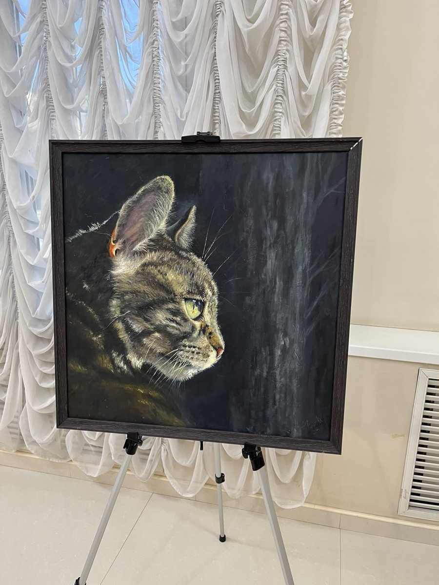 Впечатлилась картиной в фойе театра. Там была выставка. 