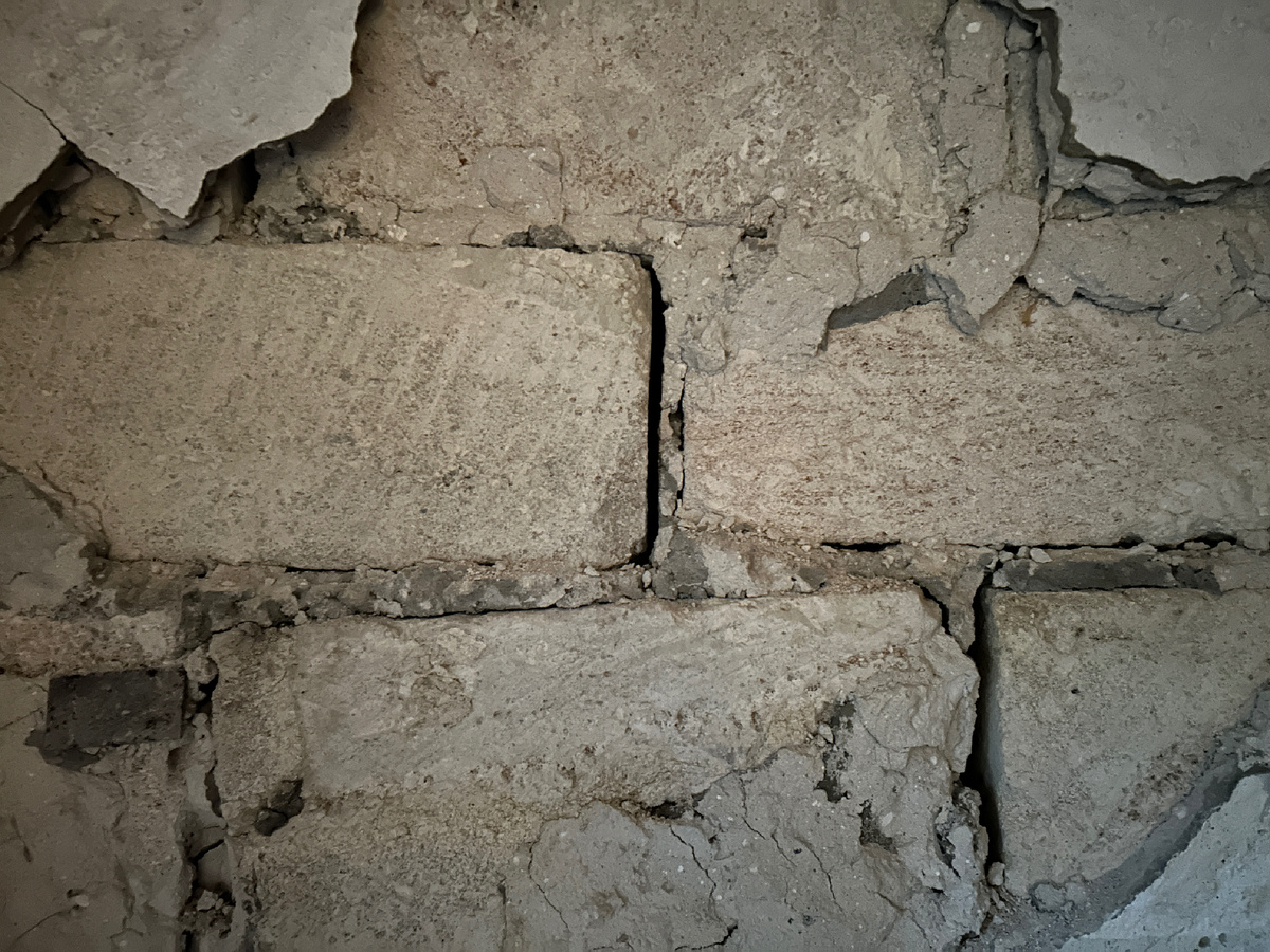 Вот такие большие блоки (это отвалилась штукатурка на кухонной стене, где протекает крыша)