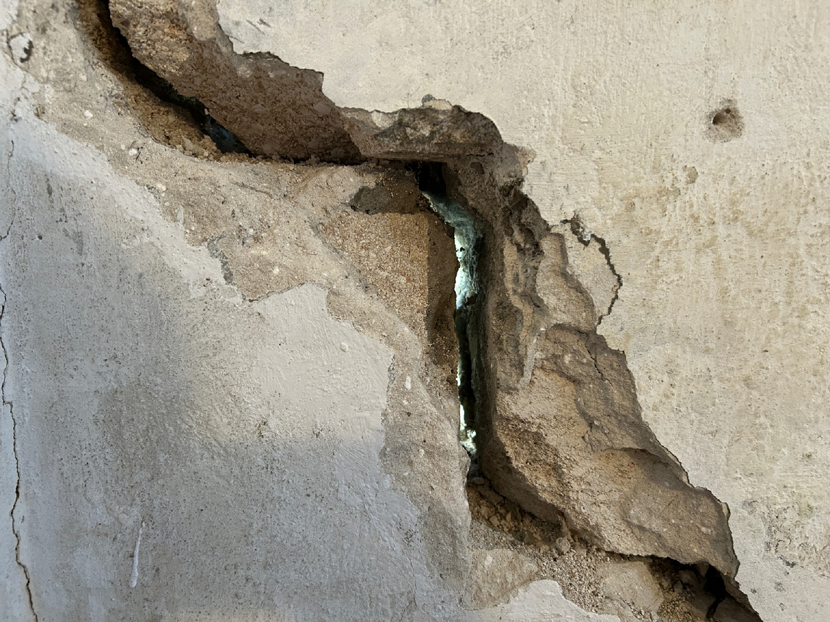 Когда расковыряли трещину, она оказалась сквозной…