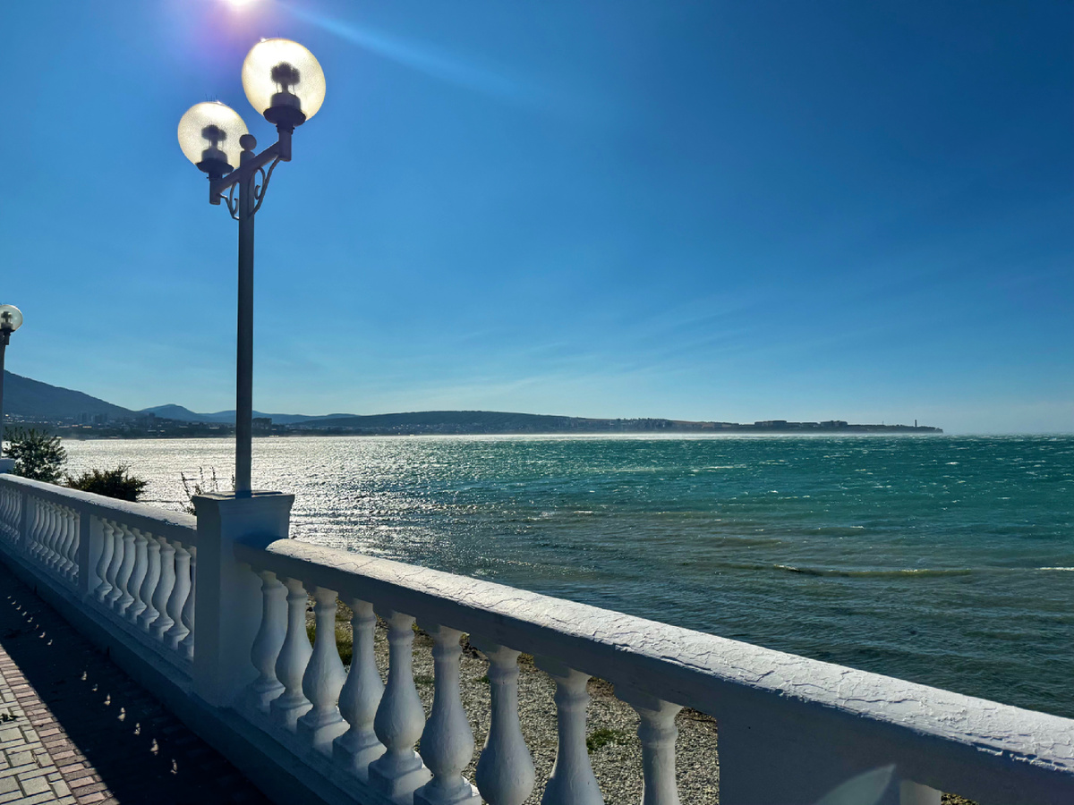 Солнце подсветило фонарики. Фото автора.