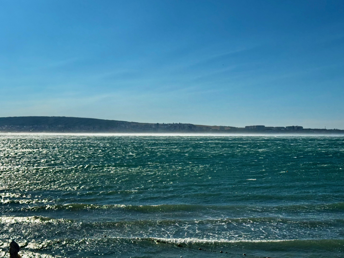Белая полоска, как паутинка - признак норд-оста на воде. Фото автора.
