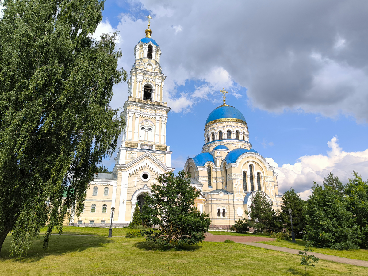 Колокольня и Успенский собор Тихоновой пустыни