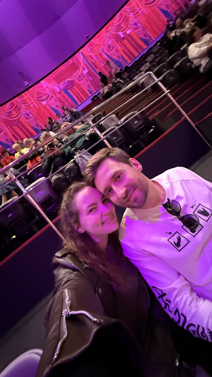 Шоу начиналось в 18 часов, мы приехали за 30 минут до начала и успели спокойно пройти на свои места