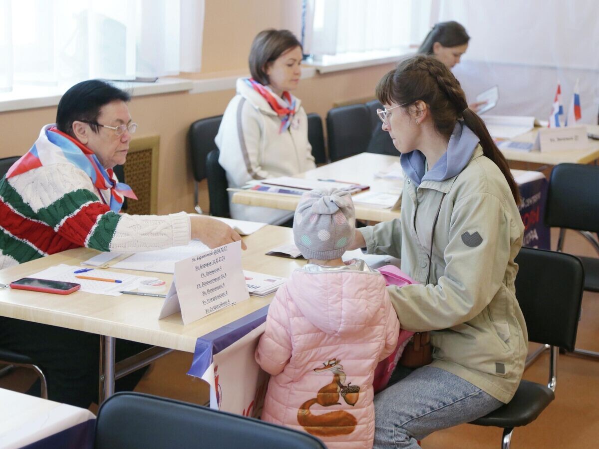    Гражданка на избирательном участке во время выборов губернатора Пермского края в Перми© РИА Новости / Максим Кимерлинг