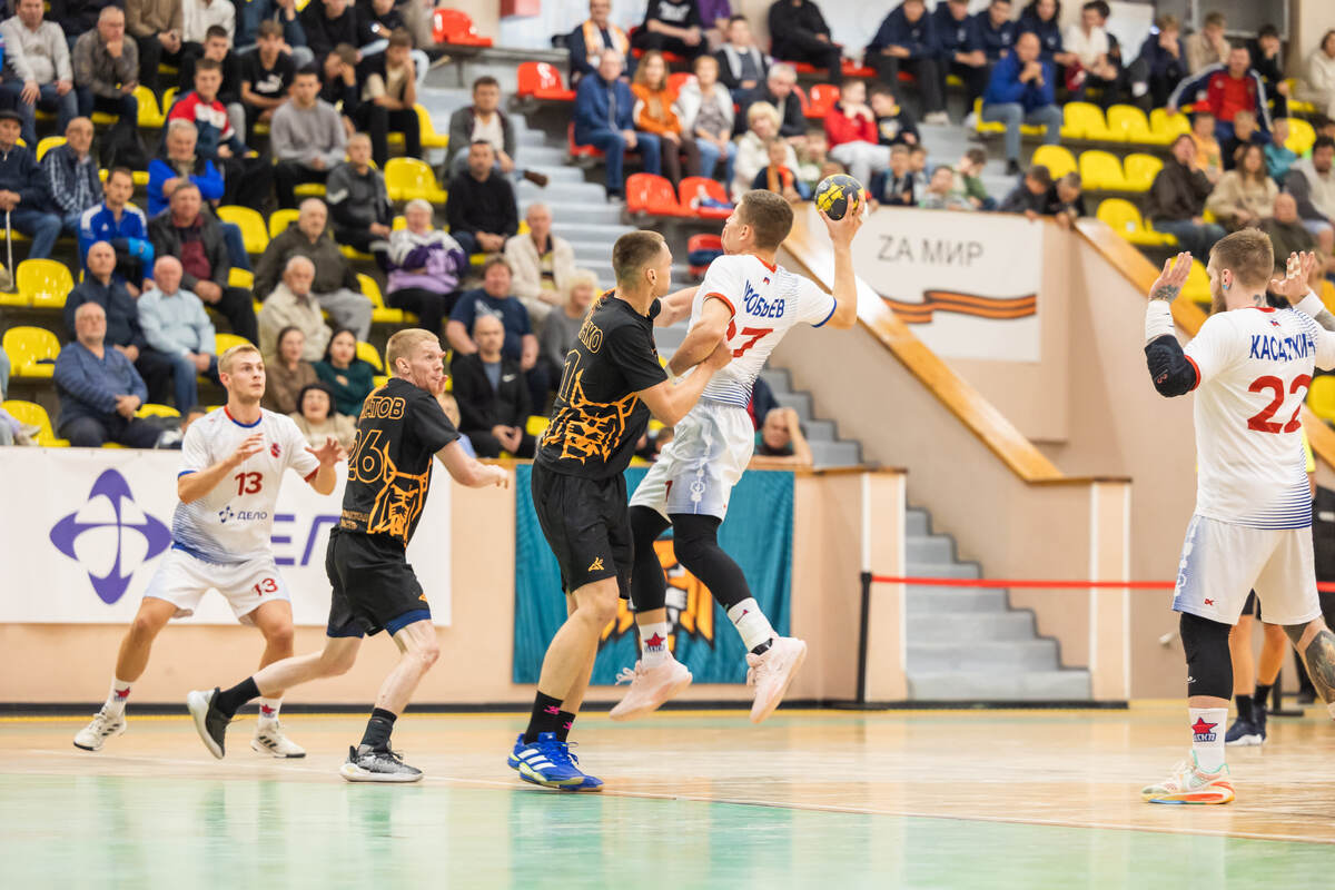    Валентин Воробьёв (с мячом) дирижирует атаками армейцев