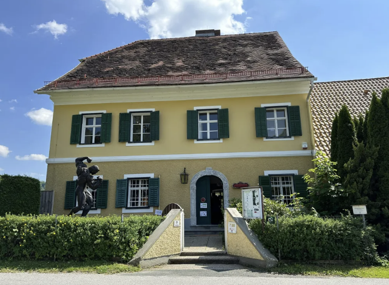 Дом Арнольда, где он провел детство. Деревня Таль, Австрия.