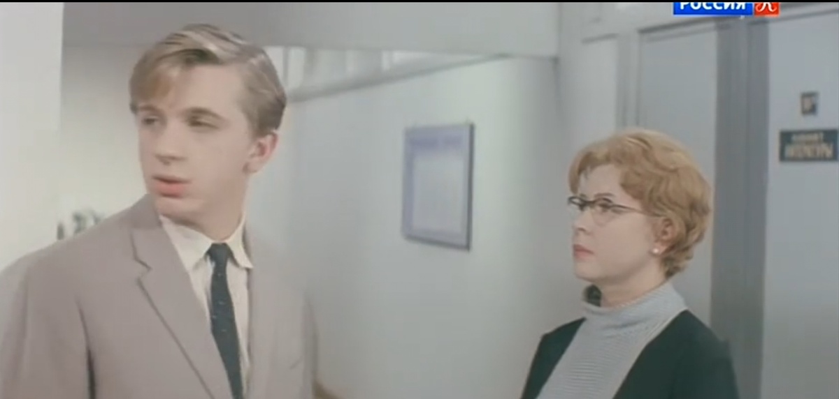 Узнали завуча?😊 Великолепная Инна Макарова, и как же ей идет этот образ с очками. 