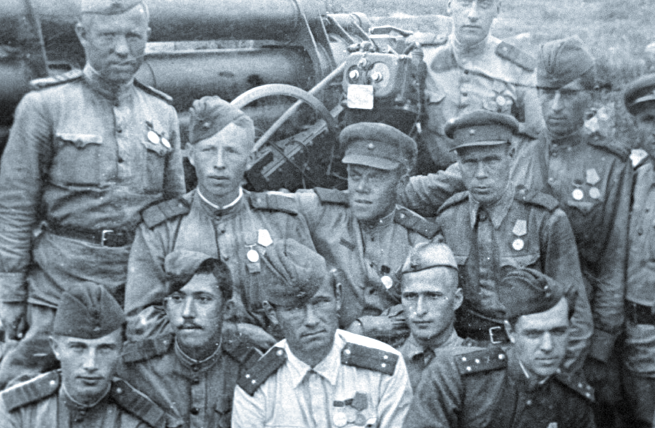 Командир разведотделения 72-го отдельного зенитного дивизиона ст. сержант Никулин (2-й слева в 1-м ряду) с сослуживцами. Ленинградский фронт, сентябрь 1944 г.