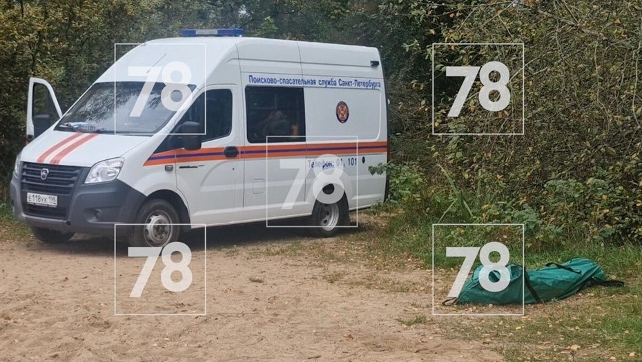    Автомобиль Поисково-спасательной службы Санкт-Петербурга у озера Сестрорецкий Разлив, где 13 сентября 2025 года нашли тело Заслуженного врача РФ Бориса Ариэля. Автор фото: 78.ru