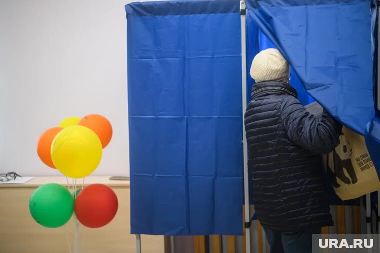 Жители регионов старались организовывать на участках праздничное настроение
Фото: Илья Московец © URA.RU