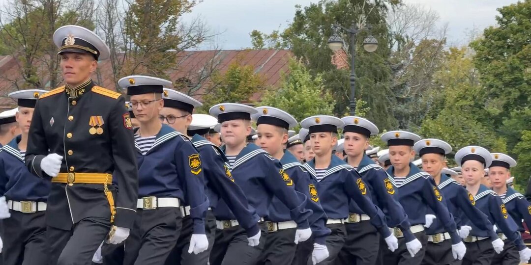 На Якорной площади в Кронштадте 80 кадетов корпуса имени адмирала Ушакова приняли присягу