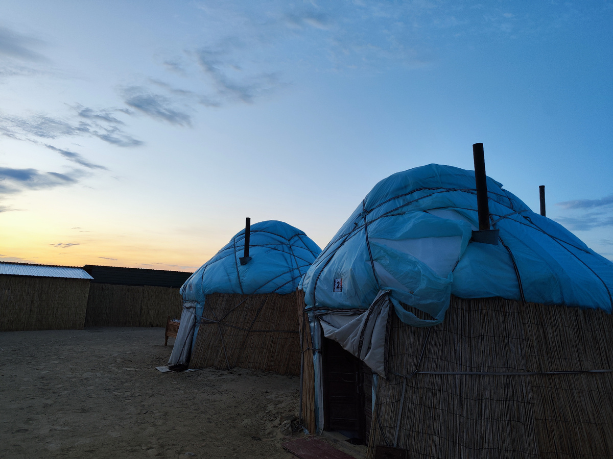 Юрточный лагерь на рассвете 