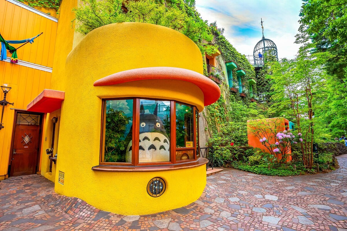 Тоторо — это персонаж и название культового полнометражного аниме-фильма «Мой сосед Тоторо» (яп. となりのトトロ), созданного японским режиссером Хаяо Миядзаки и студией Studio Ghibli в 1988 году