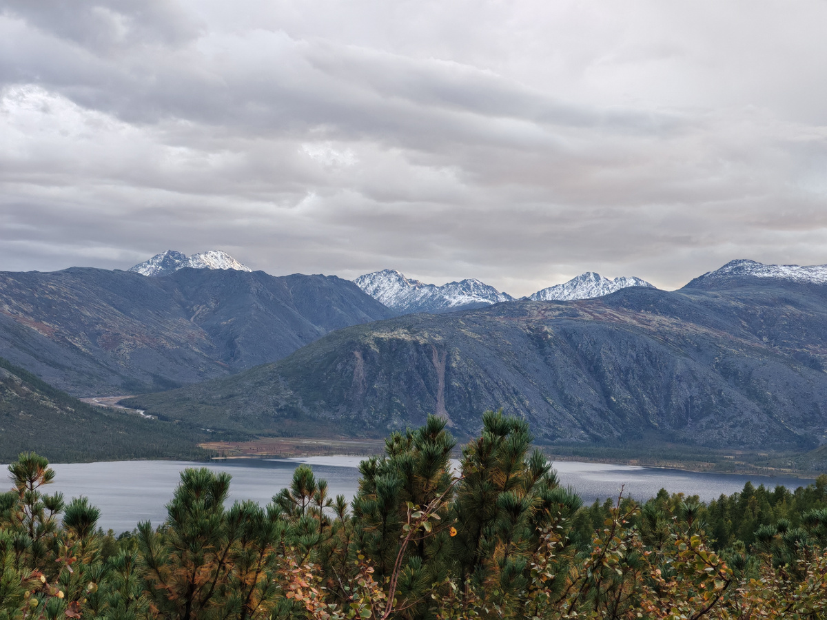 Вид на озеро Джека Лондона и хребет Ангачак с верхних стоянок егерей