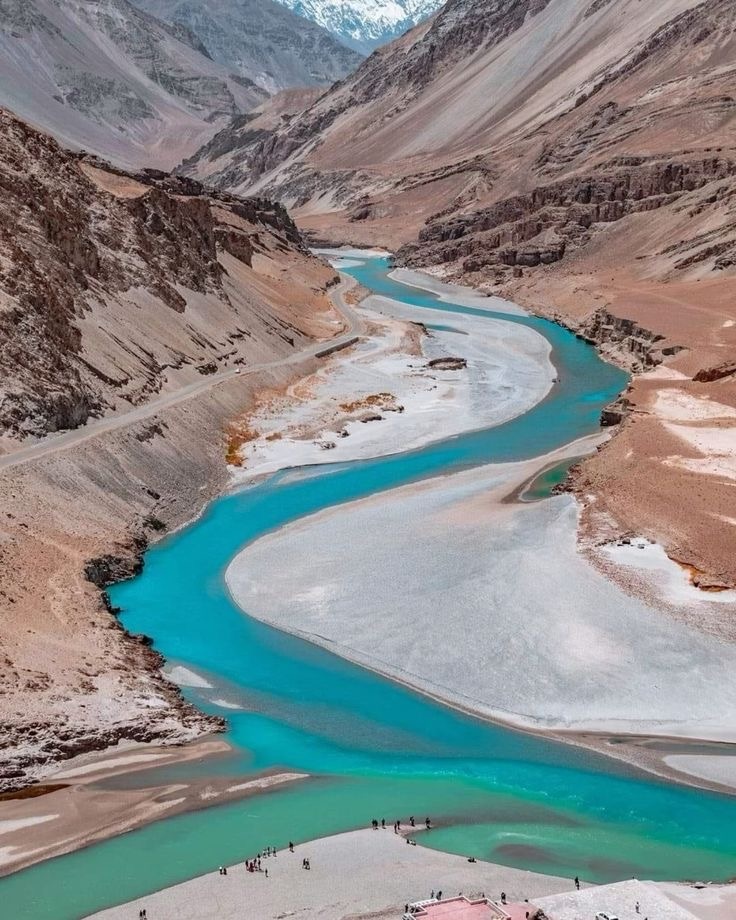 Место, где две реки встречаются: бирюзовый Занскар вливается в величественный Инд.
