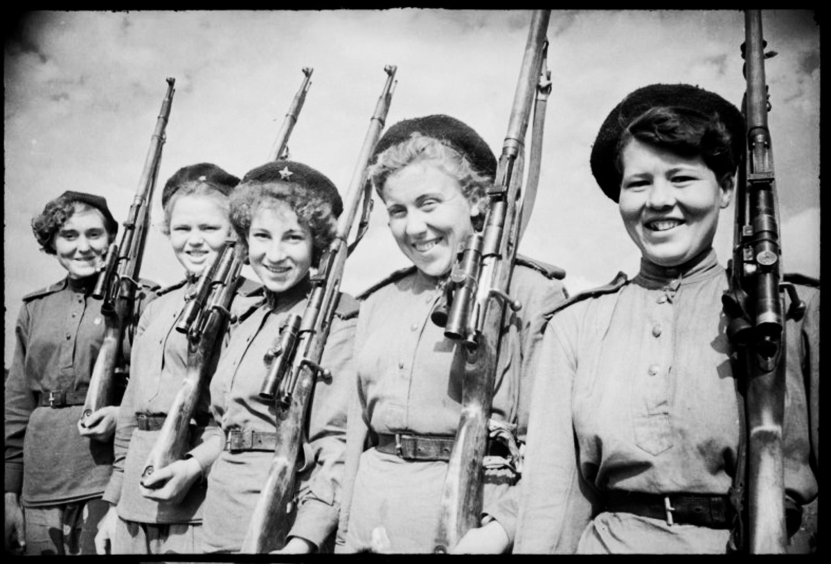 Калининский фронт. Девушки-снайпера: Мария Галеня, Валентина Драгунова, Людмила Жаркова, Ульяна Популова, Антонина Болтаева, 1943 г. фото В. Гребнев, ФГБУК "Государственный исторический музей"