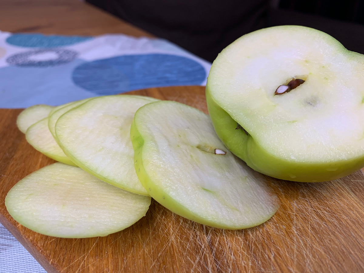 Яблоки режем тонко