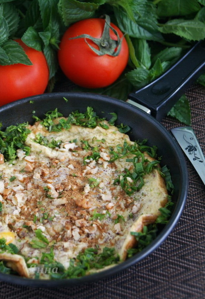 Фото автора. Яичница с грецкими орехами.