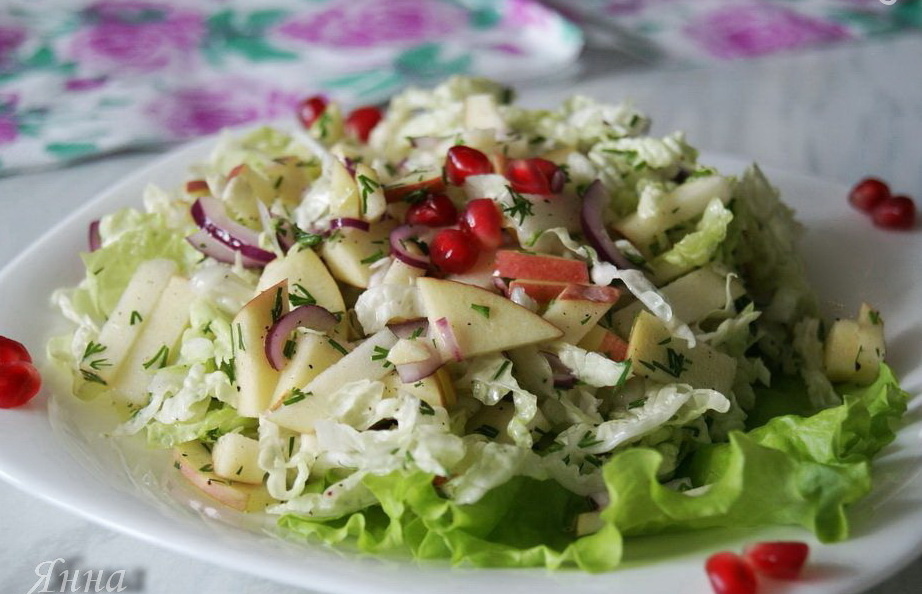 Фото автора. Салат из пекинской капусты с яблоком.