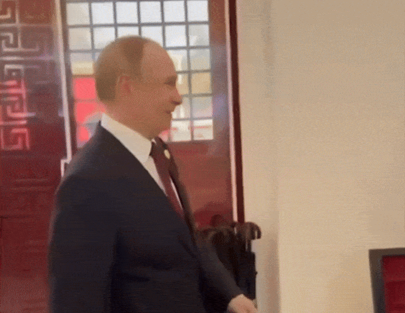    В Китае Путин удостоил Алиева "парой-тройкой слов". Просто поздоровался - и прошёл мимо/Видео: ТГ-канал "Царьград ТВ"