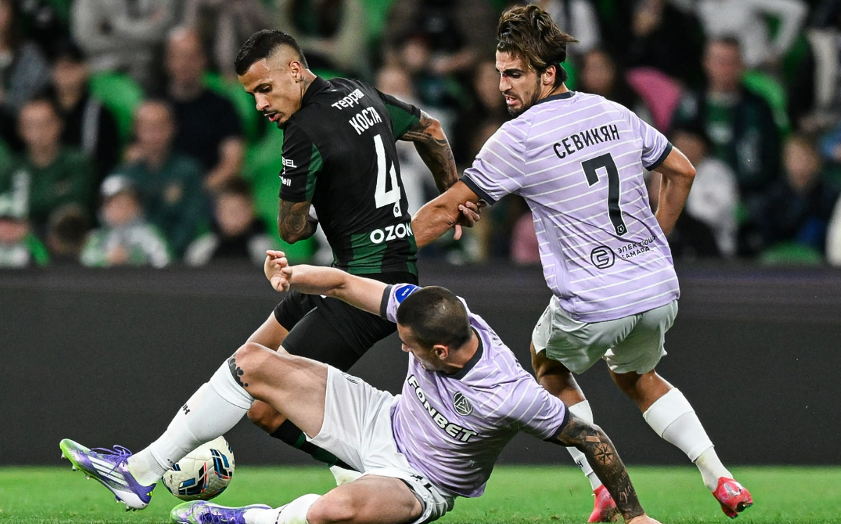 Защитник "Краснодара" Диего Коста недоиграл матч с "Акроном" из-за удаления. Фото: ФК "Краснодар"