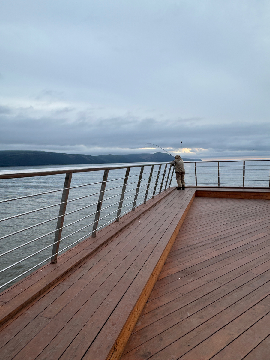 С пирса рыбачить запрещено, но одна рыбачка нарушала) я решила, что это заслуженная учительница Магадана, которая учила всех нынешних чиновников, полицейских и прочих…