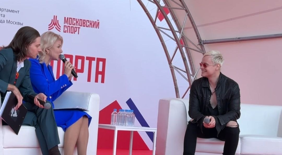 К сожалению, как зовут ведущего, я не нашла,а жаль - таких людей нужно знать поимённо. Из интернета 