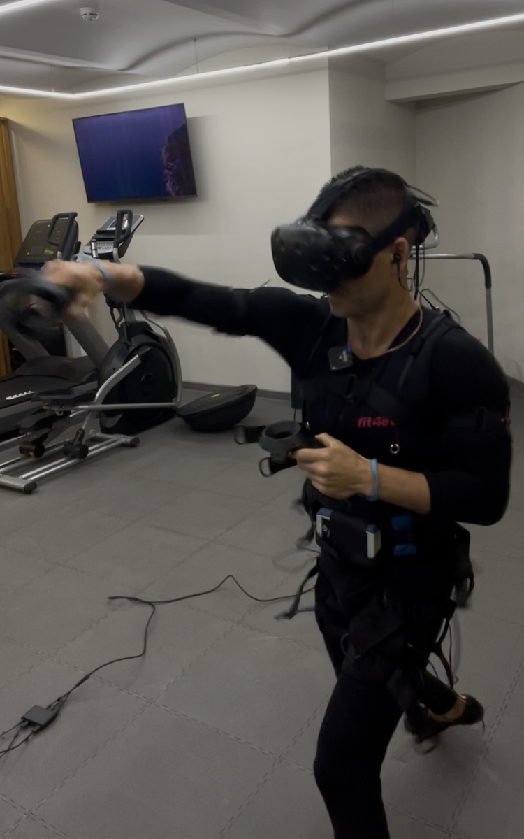 EMS тренировка в VR в самом центре Москвы в FIT4EVER.