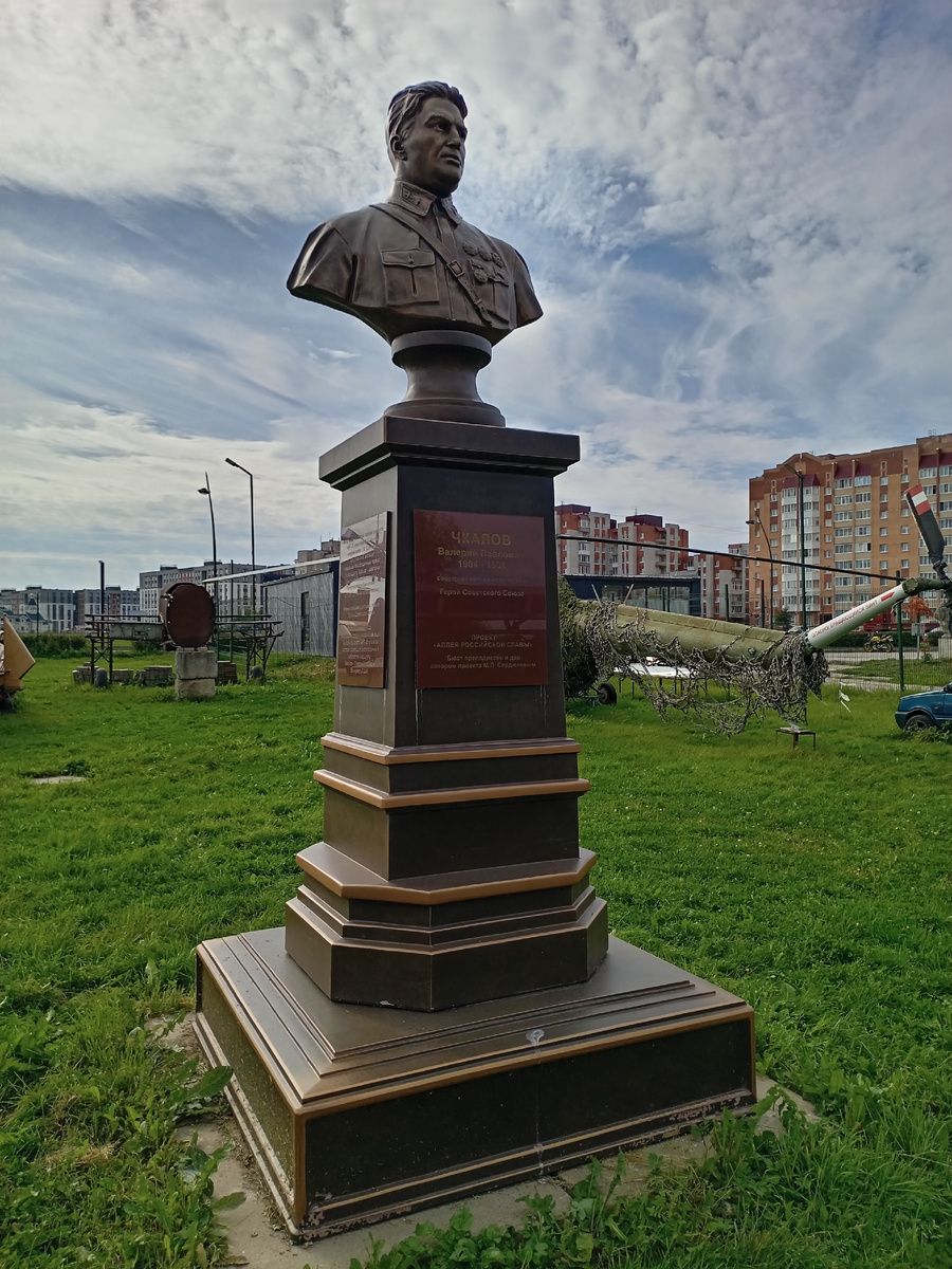 Памятник Чкалову на площадке музея