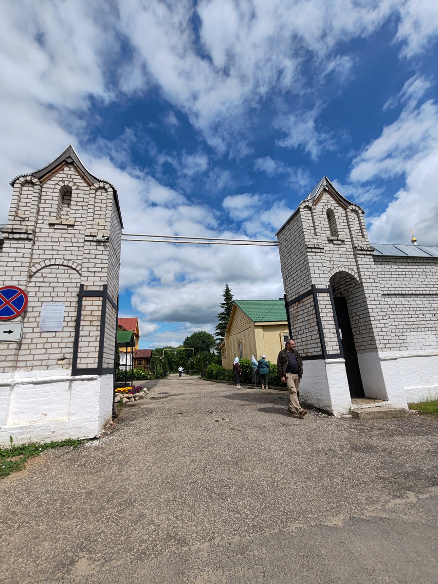 Вход на территорию монастыря 