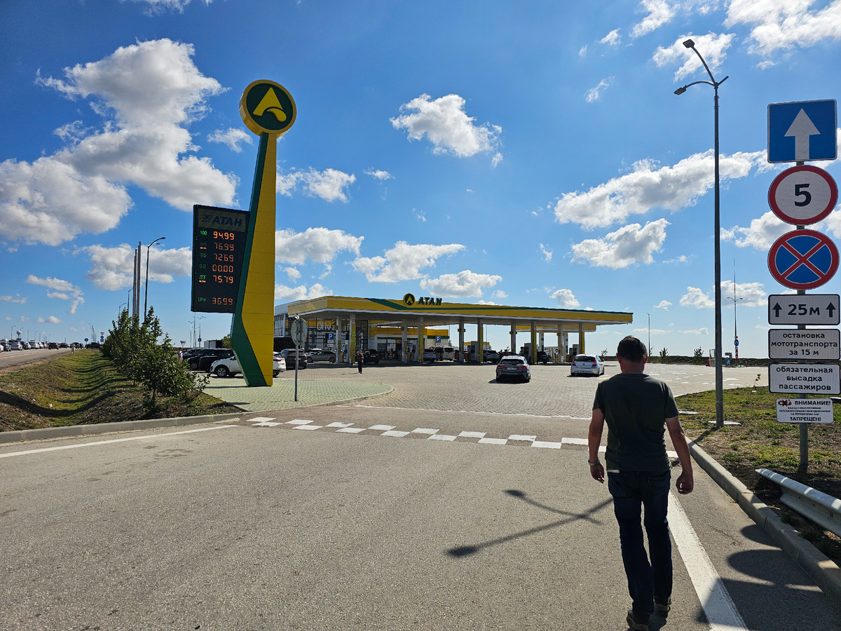 АЗС Атан, туда из очереди ходили в туалет