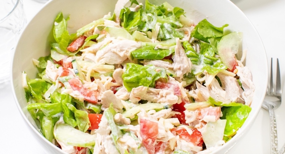 Салат с греческим йогуртом и курицей