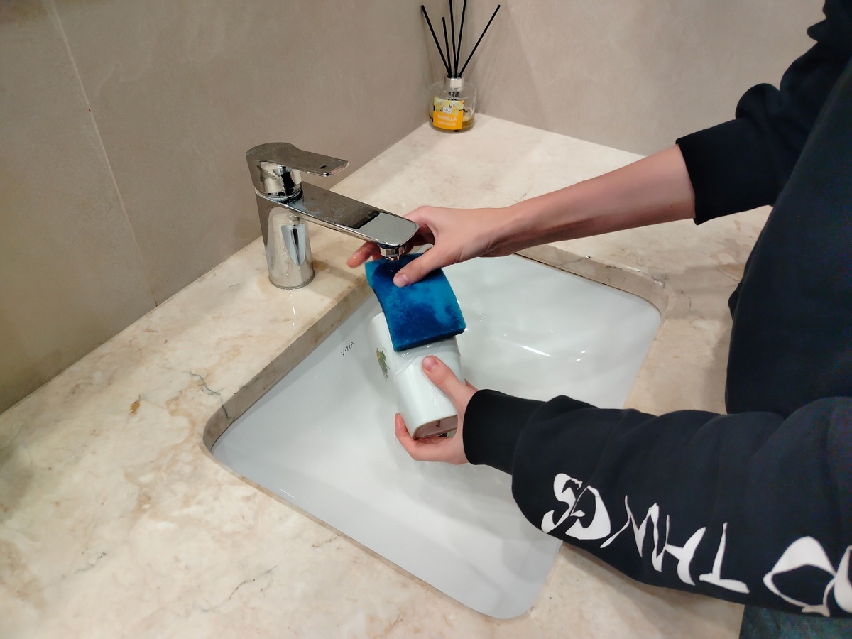    Стоит насыпать немного соли в раковину перед сном - и чисто, и засоров больше нет