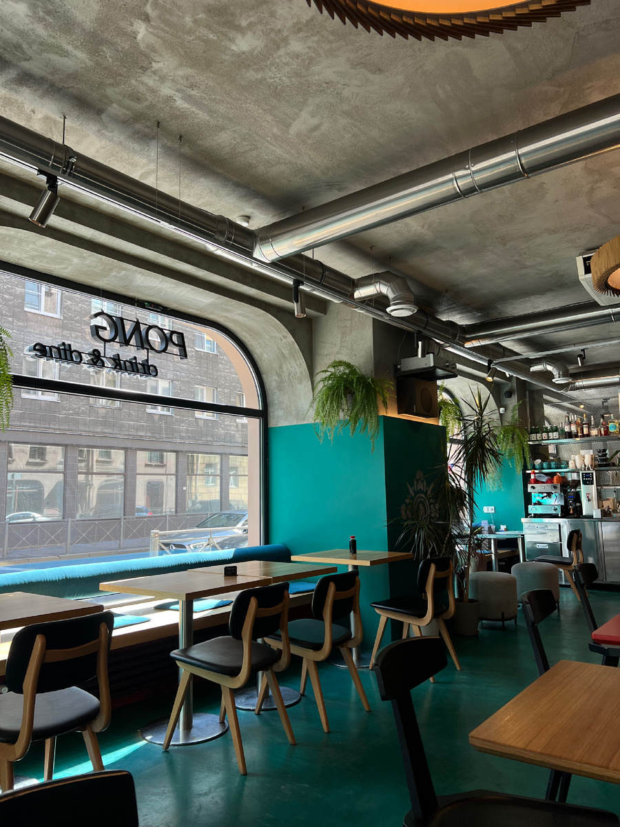 Зал один, не очень большой, но и не маленький  