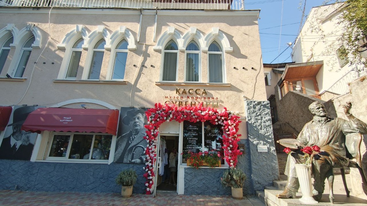 За скульптурой художника касса и магазин