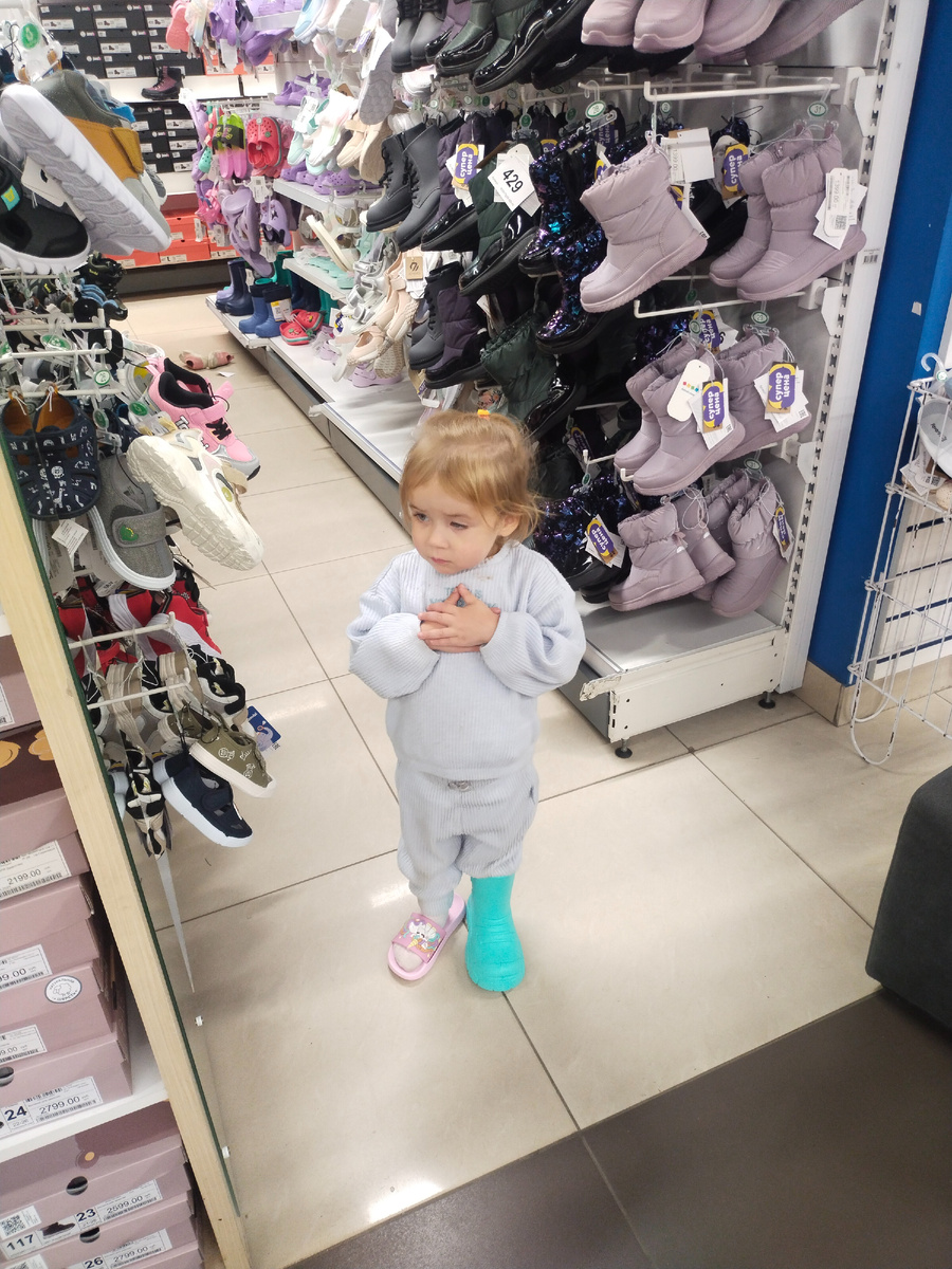 Зашли в Детский мир за кашами для Дарины (ужас, какие цены, гречка за 972 рубля меня добила). Пока я старательно ловила выпадающие глаза, Мира обула всё лучшее сразу. Я потом еле нашла её кеды 