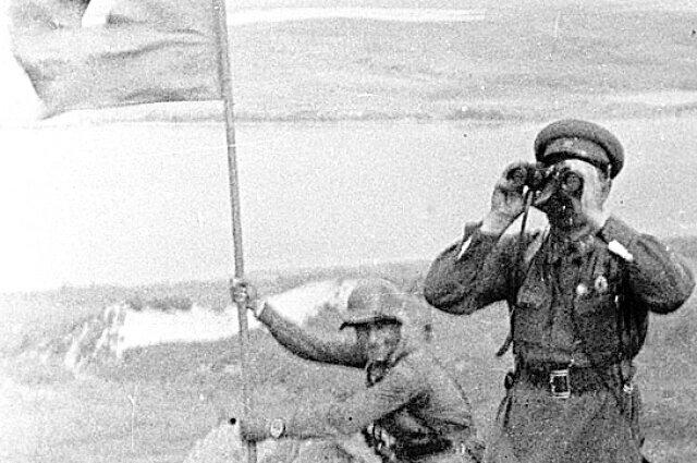    Красноармейцы устанавливают красный флаг на сопке Заозёрной. Фото: Public Domain