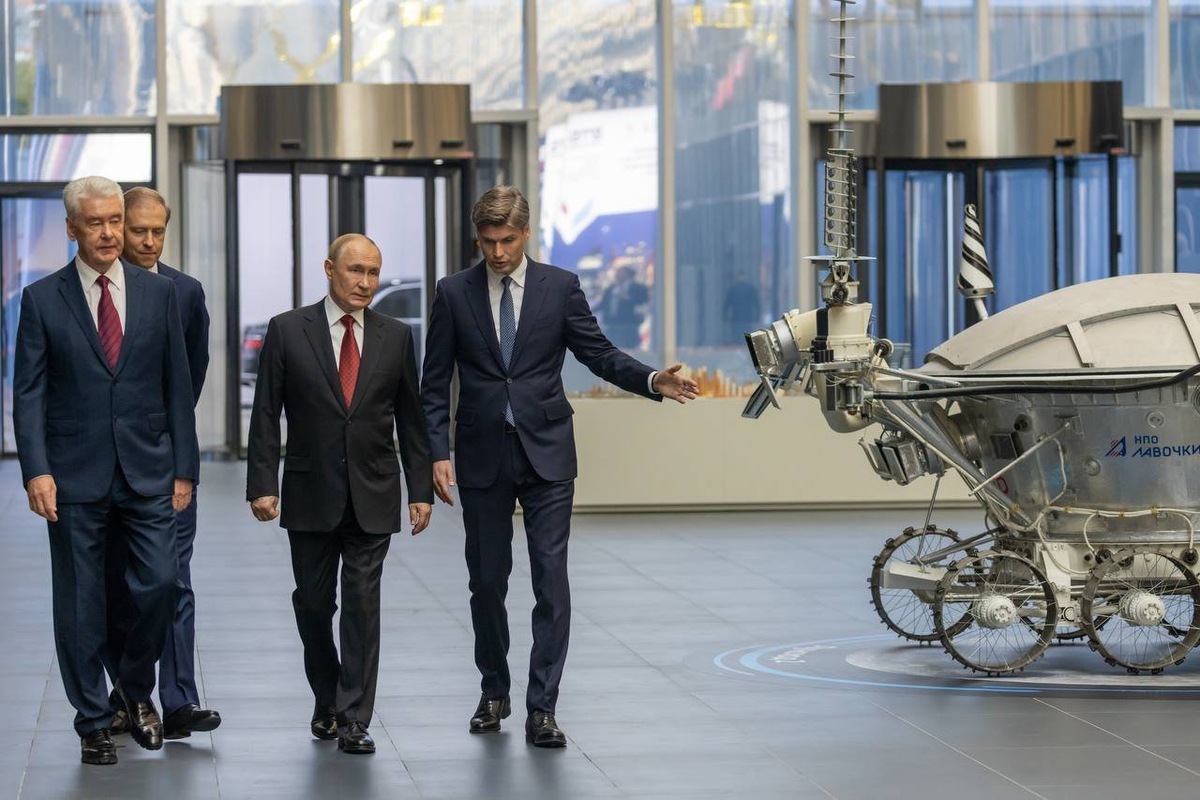   Президент Владимир Путин в Национальном космическом центре в Москве