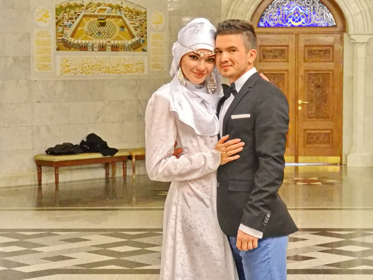 Фото автора: Казань, мечеть Кул-Шариф, 10 лет назад. Не герои рассказа - просто незнакомые счастливые ребята, поделившиеся счастьем 