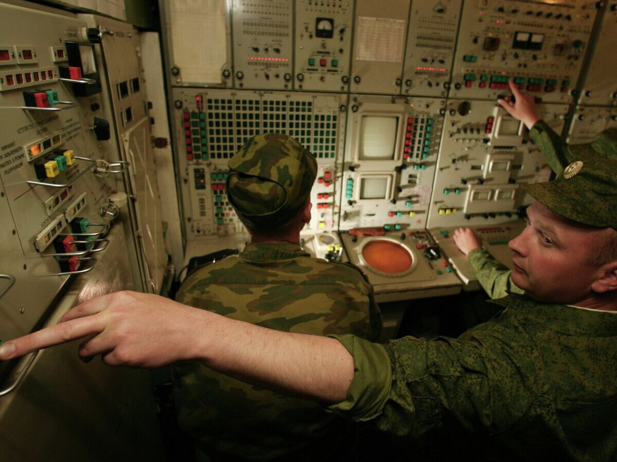    Работа командного пункта зенитно-ракетного комплекса С-300 ПС© РИА Новости / Игорь Зарембо