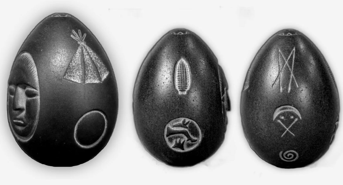 На его поверхности различные символы. (Фото: i1.wp.com).