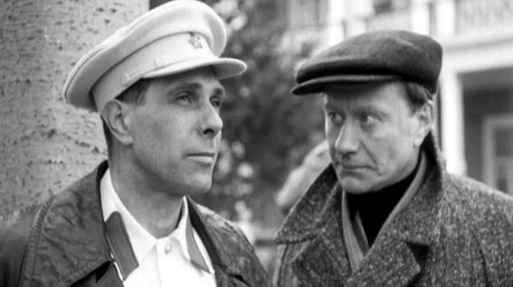 Кадр из фиоьма "Мой друг Иван Лапшин", 1984 г. Слева - Андрей Болтнев в роли Ивана Лапшина, начальника уголовного розыска, прототипом которого был соавтор книги Е. Рысса "Записки следователя" Иван Бодунов. Справа - Андрей Миронов в роли писателя Ханина, друга Лапшина-Бодунова