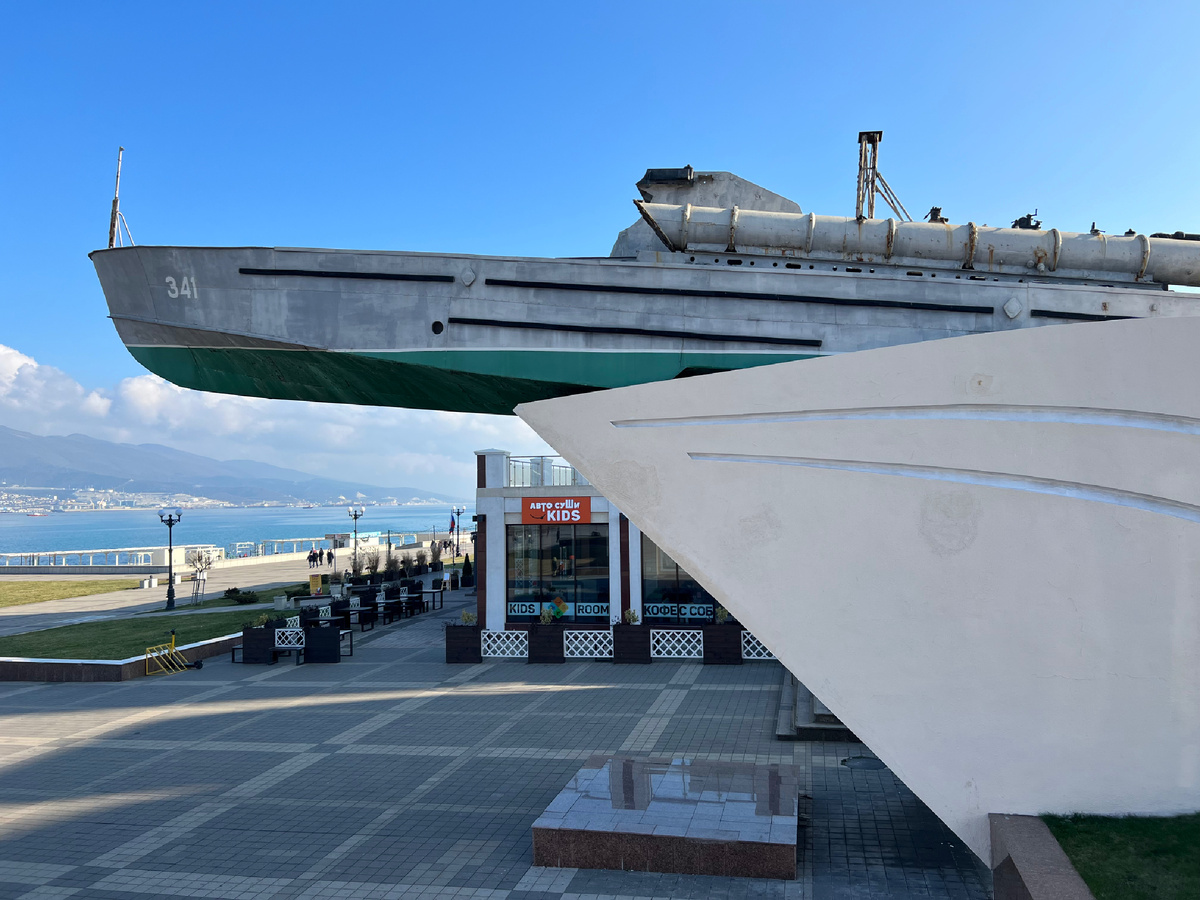 Памятник ‘Торпедный катер’ на Набережной Новороссийска