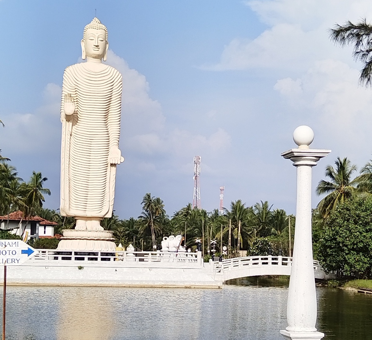 Мемориал в Пералии на Шри-Ланке, построенный в память о жертвах цунами (фото автора)