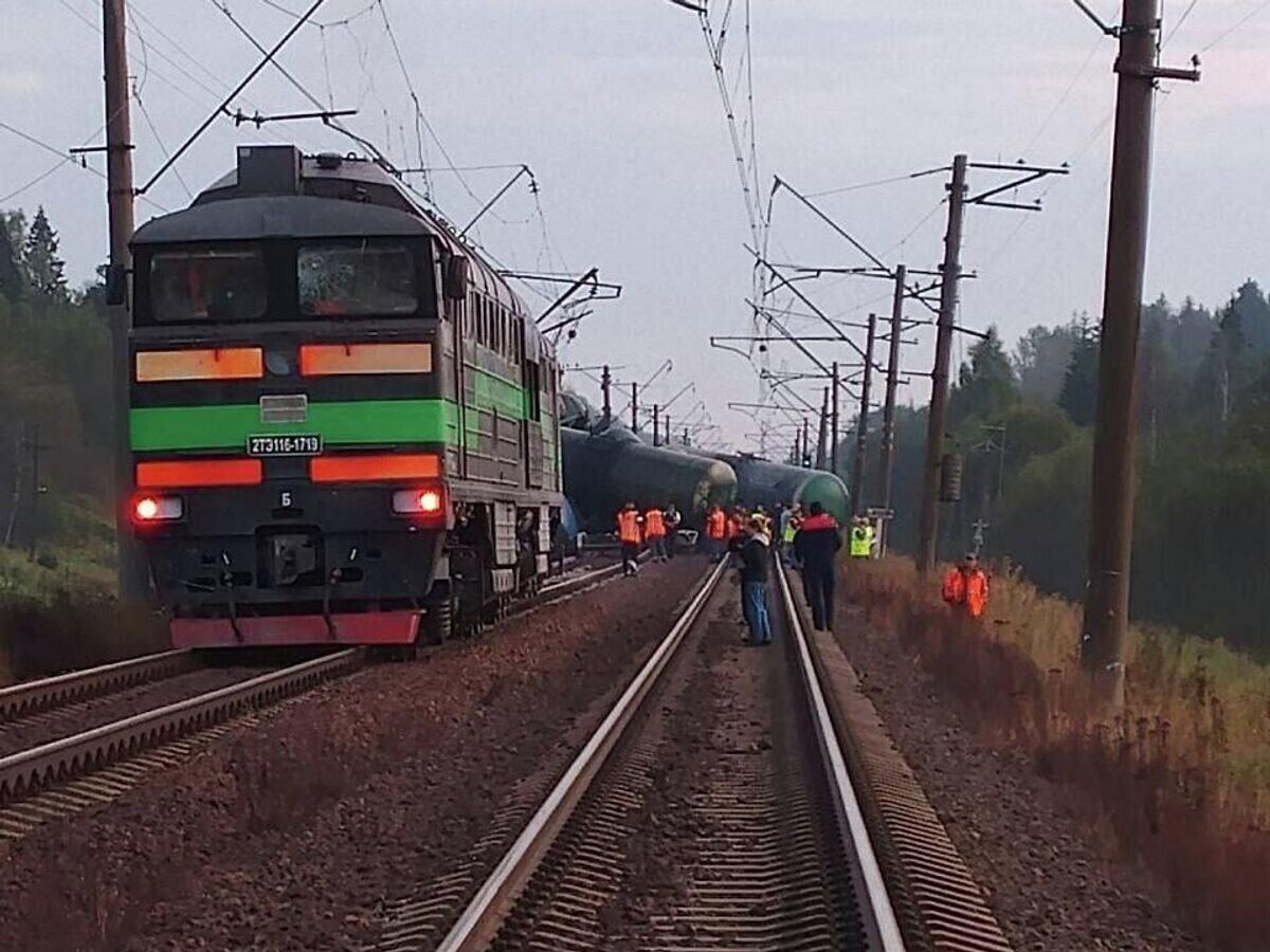    На месте схода грузового стостава с порожними цистернами в Ленинградской области© РИА Новости / соцсети
