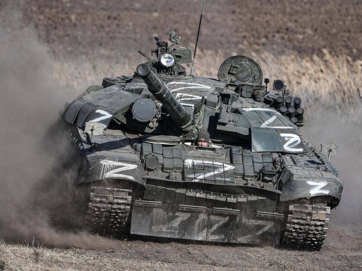    Танк Т-72 после ремонтных работ в полевых условиях© РИА Новости / Константин Михальчевский