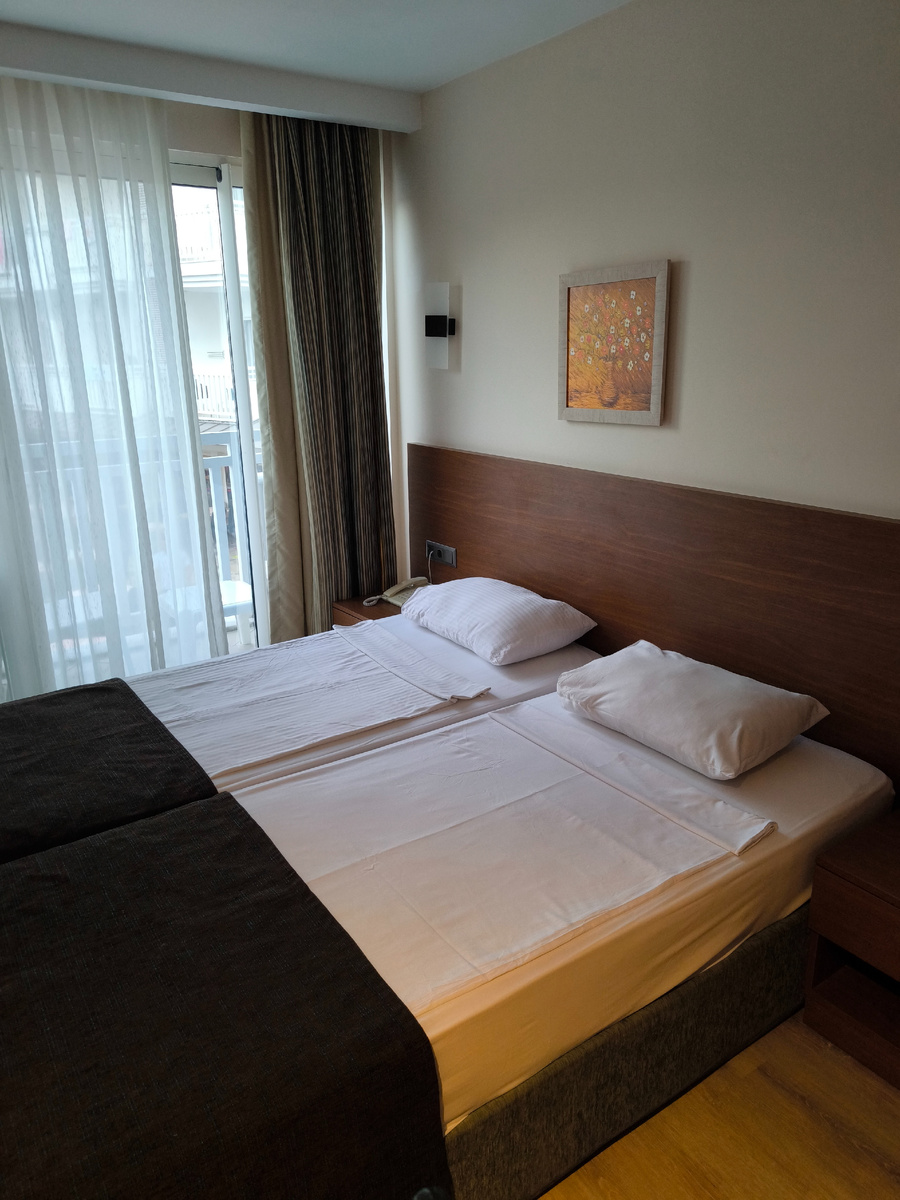 Номер в отеле, совсем небольшой