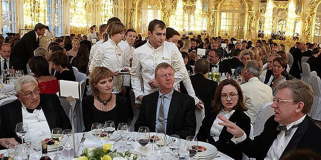 «Спасители России» сняли фильм о себе: как мы грабили и разворовывали страну вместе с кураторами из-за рубежа