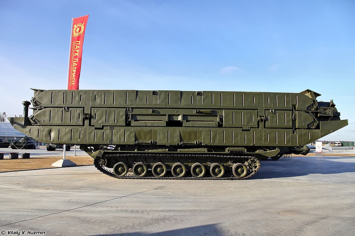 Переправочно-десантный паром вид сбоку.